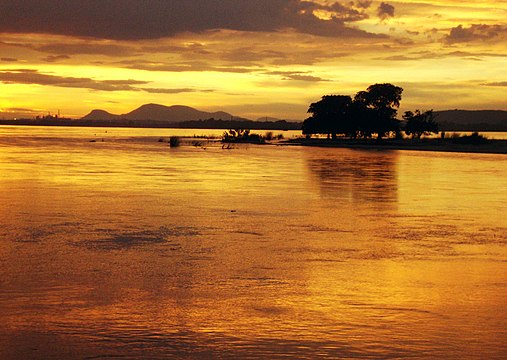 "Chahata_near_mahanadi_river.jpg" by User:Kamalakanta777