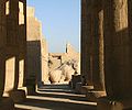 "Ramesseum-Cour_et_Colosse.jpg" by User:Bradipus