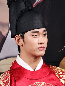 "Kim_Soo-hyun_as_Lee-hwon_(Moon_Embracing_the_Sun)_02.jpg" by User:ChoHyeri
