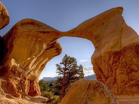 "Metate_Arch_-_Grand_Staircase-Escalante_National_Monument.jpg" by User:Jacopo Werther