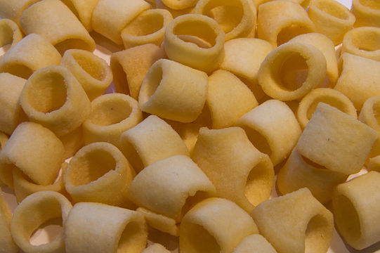 "Hula_Hoops_Snack_Pile.jpg" by User:Colin