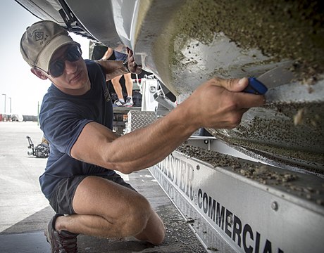 "Mobile_Diving_and_Salvage_Unit_(MDSU)_2_130520-N-BJ254-030.jpg" by User:Fæ