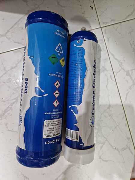 File:מיכל חמצן דו-חנקני שנמצא בגן ציבורי לאחר שימוש 03.jpg