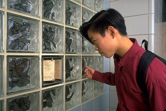 "92B_Mnemonics_Students02_(546.3KB).jpg" by User:Eventuallyparallel