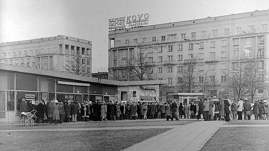People lining up to buy pączki (filled doughnuts), probably on or around Fat Thursday, Grażyna Rutkowska, Warsaw, 1974