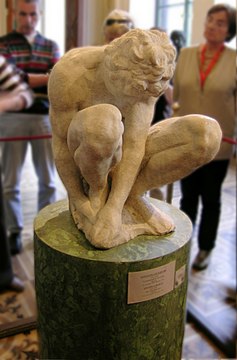 "Michelangelo_kauernder_Knabe.JPG" by User:Hajotthu