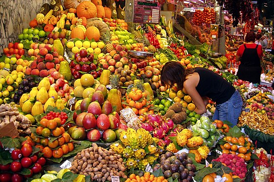 "Fruit_Stall_in_Barcelona_Market.jpg" by User:Fountain Posters