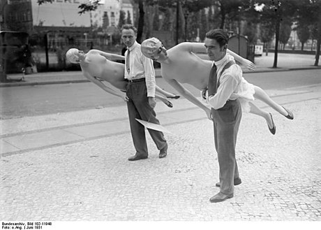 Bundesarchiv Bild 102-11948, Berlin, Transport von Schaufensterpuppen, unknown author, 1931