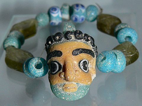 "Pendentif_punique_02.JPG" by User:Clio20