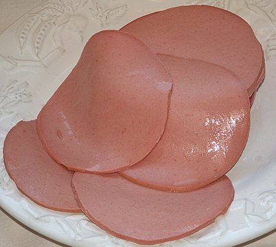 "Bologna_lunch_meat_style_sausage.JPG" by User:Glane23