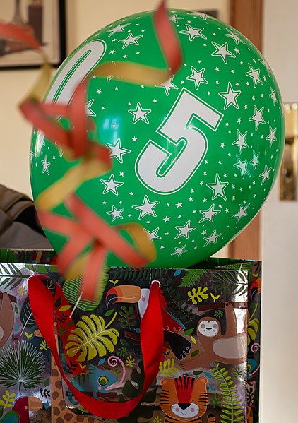 File:Balloon on a children's birthday party.jpg