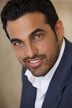 "David_Golshan_2011_Smile.jpg" by User:Dolceinthehouse