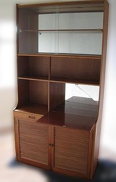 "1960s_Hutch_Dresser_-_highly_sought_after.jpg" by User:ChalmersSt